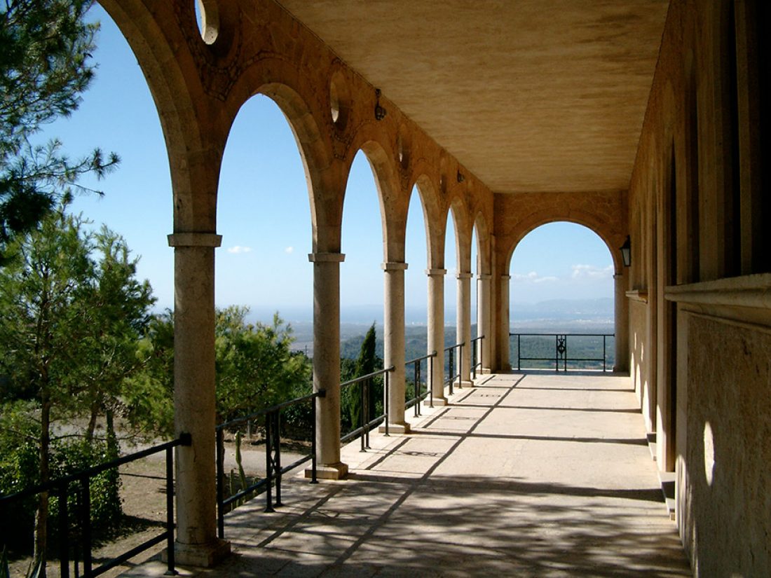 La terraza del monasterio Cura Randa con impresionantes vistas 